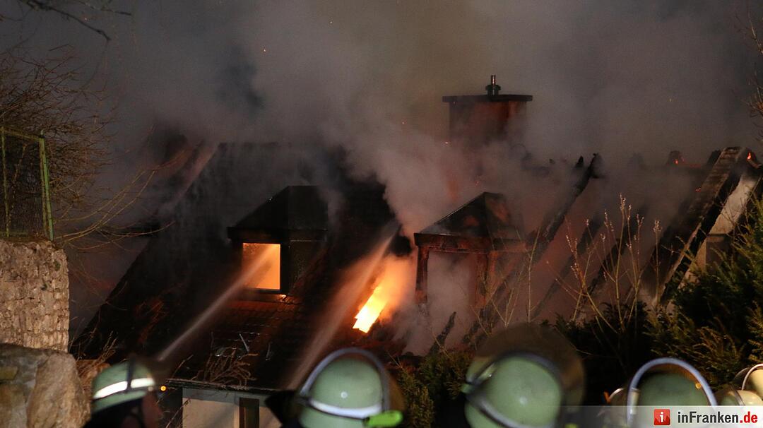 Wohnhaus geht lichterloh in Flammen auf