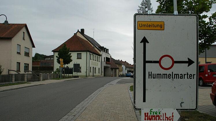 In der Ortsmitte von Trossenfurt wird auf die Sperrung aufmerksam gemacht. Foto: Sabine Weinbeer