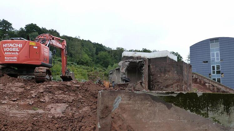 Die Bauarbeiten am Klinikum gehen immer weiter. Derzeit ist die Firma Vogel aus Bayreuth zum Angebotspreis von 555&nbsp;339 Euro mit dem Abbruch der alten Hochbeh&auml;lter besch&auml;ftigt. Foto: Werner Rei&szlig;aus