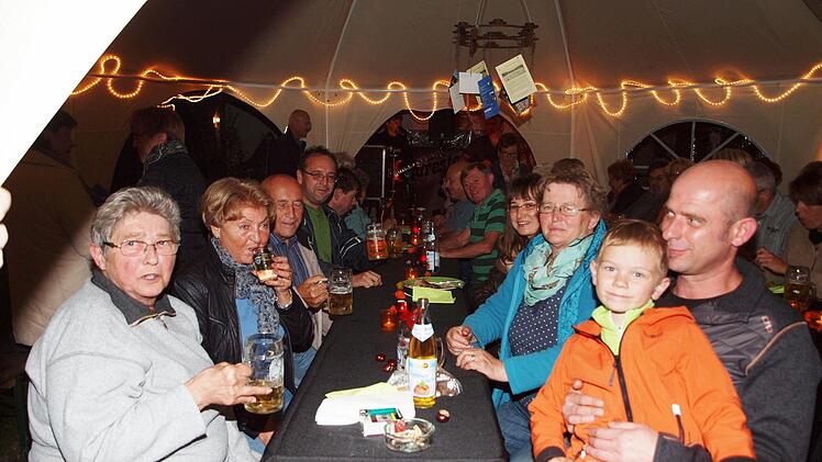 Eine fröhliche Stimmung herrschte bei der Museumsnacht in Klosterlangheim im und außerhalb des Zeltes.