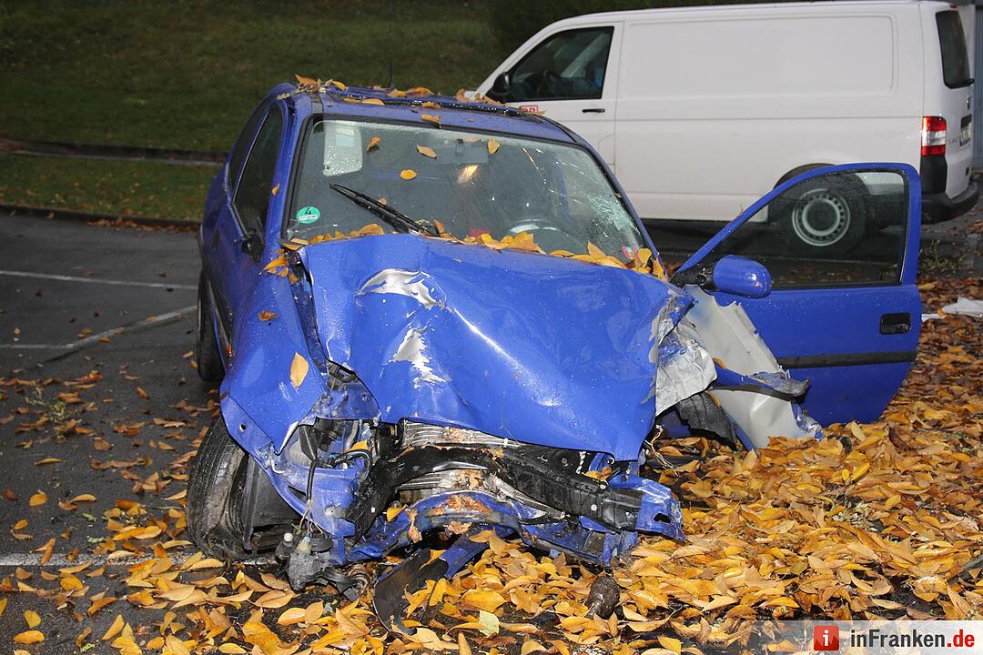 Auto prallt in Mönchsröden gegen Werbeschild: Fahrer schwer verletzt