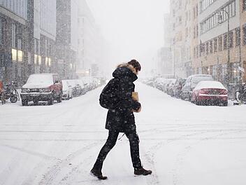 Wer sch&ouml;n sein will, wird leiden - die Wahl unpassender Kleidung im Winter sorgt am Ende zumeist f&uuml;r Reue. Foto: Sophia Kembowski/dpa