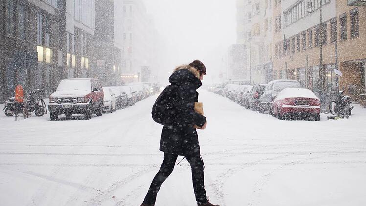 Wer sch&ouml;n sein will, wird leiden - die Wahl unpassender Kleidung im Winter sorgt am Ende zumeist f&uuml;r Reue. Foto: Sophia Kembowski/dpa
