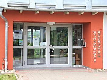 Der Eingangsbereich der Grundschule Untermerzbach,die im vergangenen Jahr 60 jahre alt wurde. Für sie besteht laut Auskunft von Bürgermeister Helmut Dietz bis 2019 mit Kombiklassen Bestandsschutz. Foto: Archiv