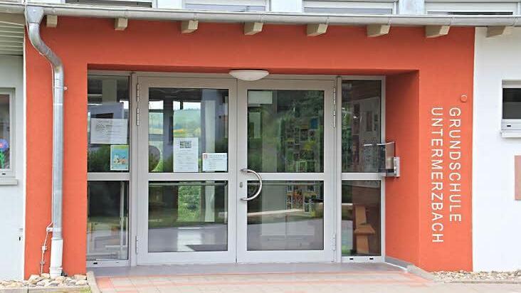 Der Eingangsbereich der Grundschule Untermerzbach,die im vergangenen Jahr 60 jahre alt wurde. Für sie besteht laut Auskunft von Bürgermeister Helmut Dietz bis 2019 mit Kombiklassen Bestandsschutz. Foto: Archiv