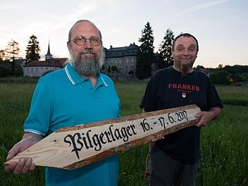 Heinrich Vay und Norbert Würz mit einem speziellen Mittelalter-Schild. Foto: S. Hummel