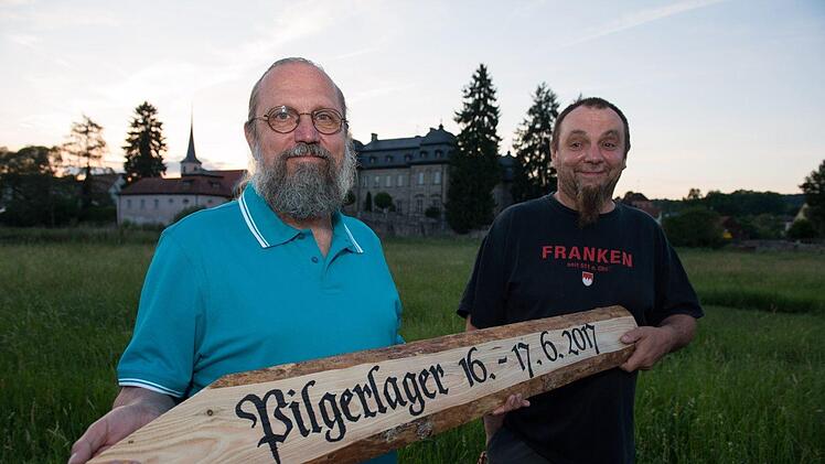 Heinrich Vay und Norbert Würz mit einem speziellen Mittelalter-Schild. Foto: S. Hummel
