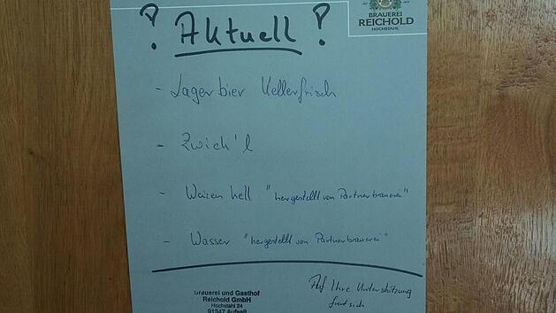 An der Tür zum Gastzimmer weist die Brauerei Reichold in Hochstahl  auf  das aktuelle Bierangebot hin. Das  Weizen kommt zwischenzeitlich von einer  Partnerbrauerei.Carmen Schwind
