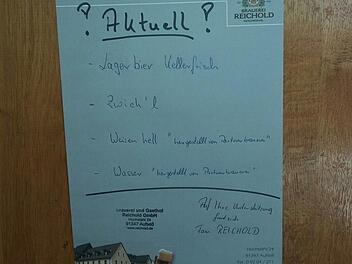 An der Tür zum Gastzimmer weist die Brauerei Reichold in Hochstahl  auf  das aktuelle Bierangebot hin. Das  Weizen kommt zwischenzeitlich von einer  Partnerbrauerei.Carmen Schwind