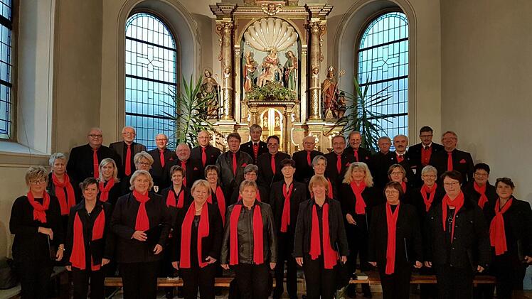 Mit dem gemischten Chor und der Trachtenkapelle gestalteten circa 70 Sänger und Musikanten ein abwechslungsreiches und anspruchsvolles Adventskonzert in der St. Martin Kirche. Foto: Evelyn Schneider