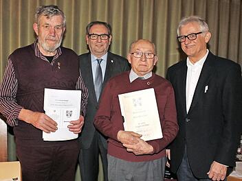 Für 50 Jahre Singen im Chor wurde Konrad Seeger (links), für 65 Jahre Alfons Zeiler (Zweiter von rechts) vom Vorsitzenden des Sängerkreises Bamberg, Peter Märkel (Zweiter von links), ausgezeichnet. Rechts im Bild der wiedergewählte Vorsitzende Rainer Dippold Foto: Evi Seeger