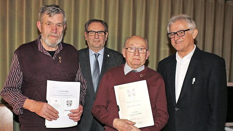 Für 50 Jahre Singen im Chor wurde Konrad Seeger (links), für 65 Jahre Alfons Zeiler (Zweiter von rechts) vom Vorsitzenden des Sängerkreises Bamberg, Peter Märkel (Zweiter von links), ausgezeichnet. Rechts im Bild der wiedergewählte Vorsitzende Rainer Dippold Foto: Evi Seeger