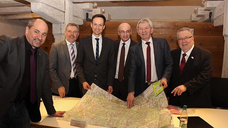 Freuen sich über die Aufnahme in das "Bayerische Landesverzeichnis des immateriellen Kulturerbes”: die Landräte Paul Streng (Kitzingen), Florian Töpper (Schweinfurt), Wilhelm Schneider (Haßberge), Hans Kalb (Bamberg) und Bernd Schnizlein (Neustadt-Bad Windsheim), links im Bild Schlüsselfelds Bürgermeister Johannes Krapp Foto: Evi Seeger