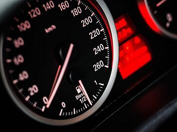 Bei der Bürgerversammlung in Großheirath wurde eine Geschwindigkeitsbeschränkung auf 30 km/h in der Coburger Straße in Rossach gefordert. Symbolfoto: qimono/pixabay.com
