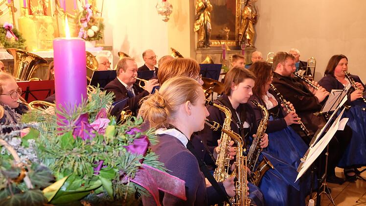 Stimmungsvolles Konzert in der Pfarrkirche.  Foto: Philipp Bauernschubert