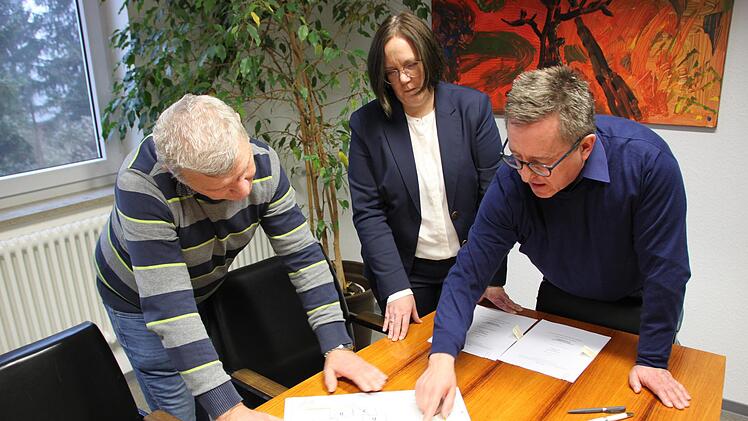 Bürgermeister Alfred Gündling (von links), Geschäftsführerin Anja Binder, Betriebsleiter Stephan Dausacker besprachen die Details. Foto: Hilmar Ruppert