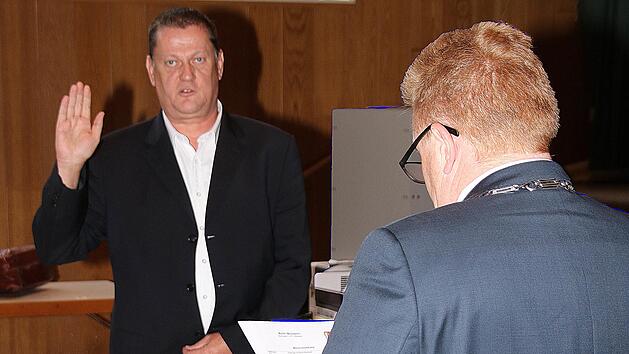 Als 3. Bürgermeister wurde Volker Röder (links) von Bürgermeister Matthias Klement vereidigt.