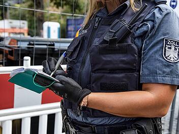 Lohn-Prellerei bis illegale Beschäftigung: Beamtinnen und Beamte des Zolls decken immer wieder  Missstände auf. Die IG Bau fordert noch mehr Kontrollen. Foto: IG Bau/ Tobias Seifert