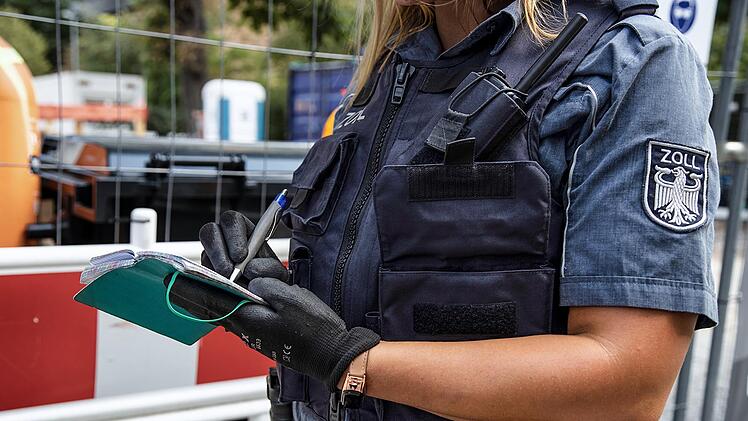 Lohn-Prellerei bis illegale Beschäftigung: Beamtinnen und Beamte des Zolls decken immer wieder  Missstände auf. Die IG Bau fordert noch mehr Kontrollen. Foto: IG Bau/ Tobias Seifert