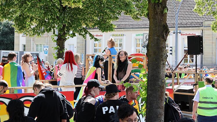 CSD in Coburg: Organisator berichtet von "Beleidigungen und Spuckattacken"