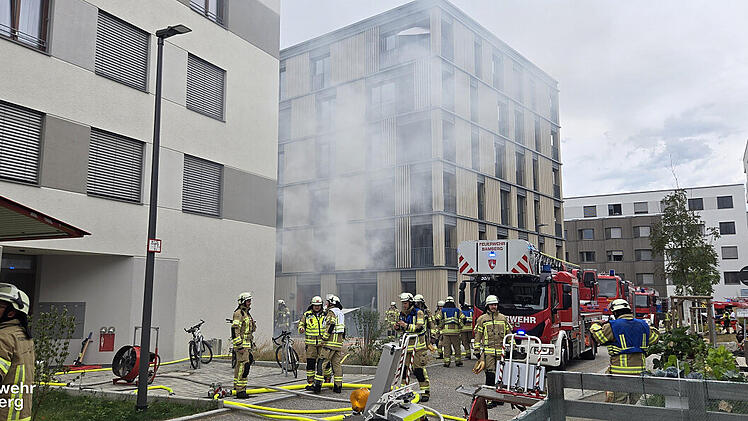 Massive Rauch-Entwicklung auf Lagarde-Gelände - Gaffer stören Feuerwehr