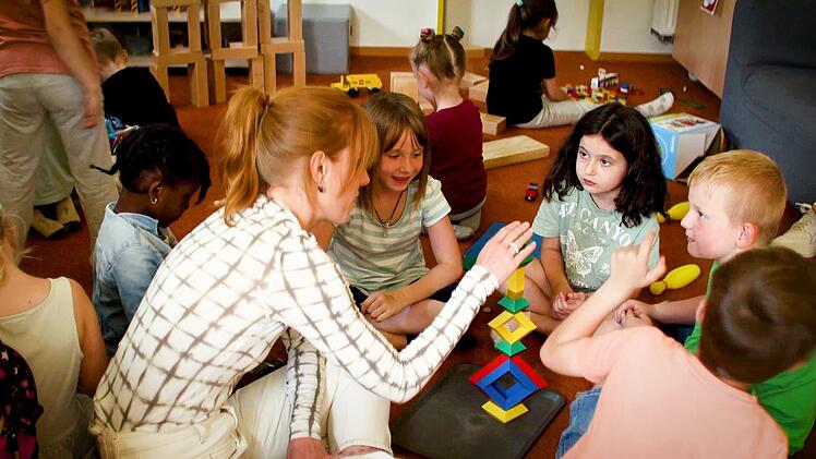 Eva Schulz möchte herausfinden, warum in Deutschland Familie und Beruf so schlecht zu vereinbaren sind, und besucht dafür auch eine Kindertagesstätte.