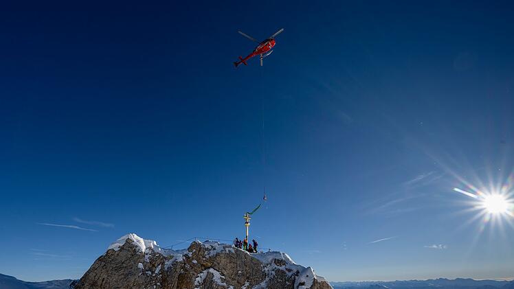 Rücktransport des Zugspitz-Gipfelkreuzes