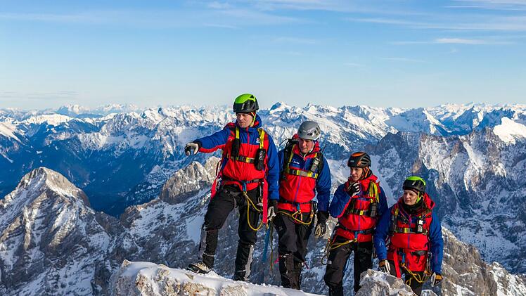 Bergretter der Bergwacht Grainau in der N&auml;he des Zugspitzgipfels. Alleine der Anblick wirkt gef&auml;hrlich.