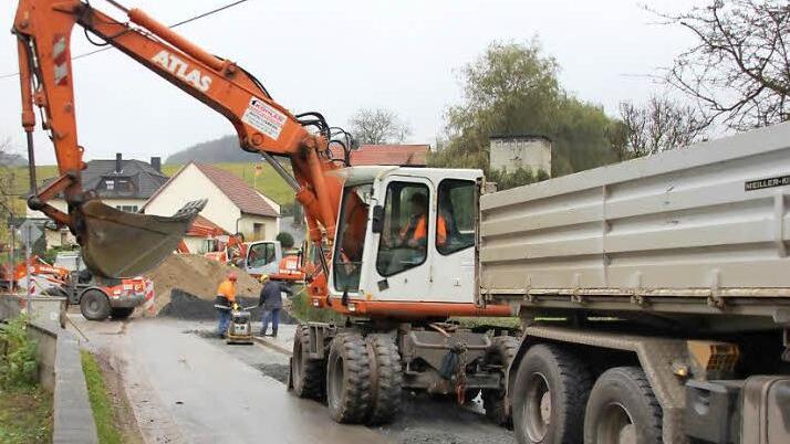 Mit schwerem Gerät buddelt sich die Baufirma aus LIsberg voran. Foto: Ralf Kestel