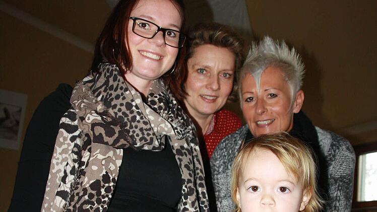 Sandra Silberschneider möchte ihr zweites Kind gern "normal" zur Welt bringen. Ihre Hebammen-Kolleginnen Elke Keller und Eva Lamberski freut das. Foto: Fuchs