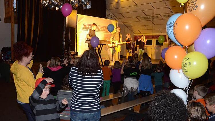 Hochstimmung bei Kindern und Erwachsenen bei den mitreißenden Liedern von Mike Müllerbauer