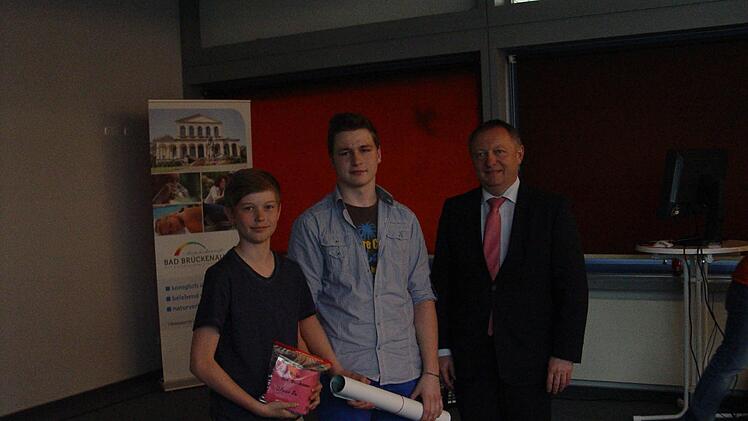 Trostpreis: Realschule Bad Brückenau, 8a, von links: Dominik Straub, Niels Baumbach (stellten das Projekt vor). Gratulation von Landrat Thomas Bold. Foto: Brigitta Kempe-Wolf