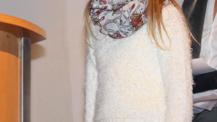 Emilia Zeitz war die jüngste Sportlerin, die von Bürgermeister Helmut Blank geehrt wurde. Die junge Dame wurde in der Altersklasse U08 im Dreikampf Kreismeisterin. Foto: Dieter Britz