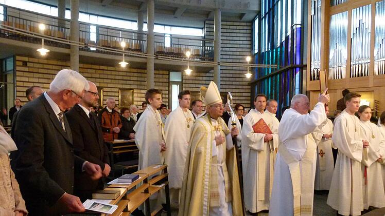 Erzbischof Ludwig Schick zog mit den 24 Männern und Frauen, mit deren Heimatpfarrern und Ministranten in die Kirche ein. Foto: Marion Krüger-Hundrup