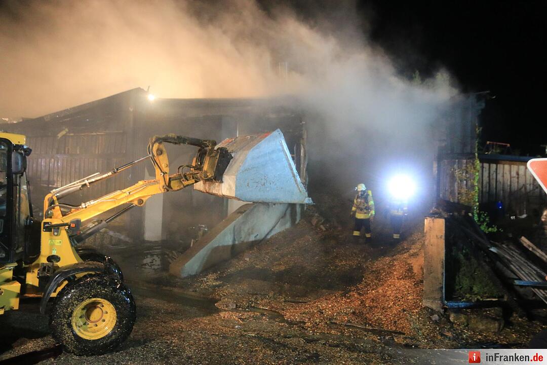 Grossbrand einer Hackschnitzelanlage - Flammen schlagen meterhoch in den Nachthimmel