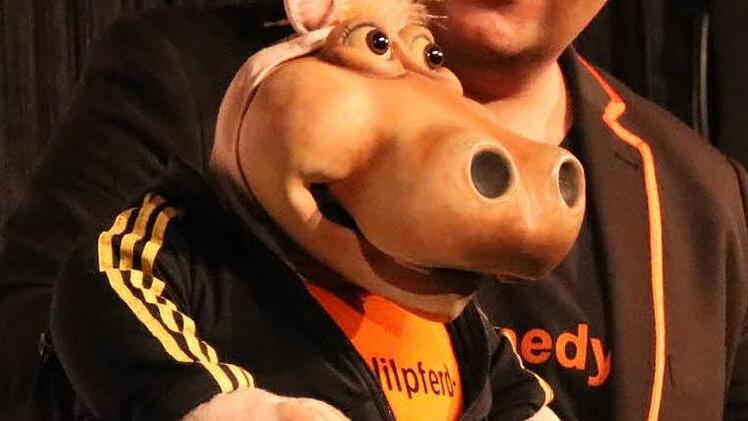 Bauchredner Sebastian Reich haucht der Nilpferddame Amanda Leben ein - sehr zum Spaß des Publikums.