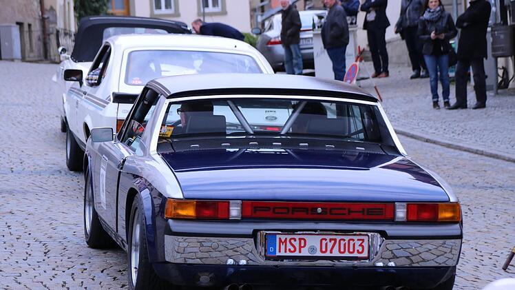 Ein VW Porsche fährt vor.