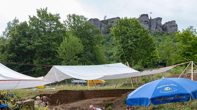 Die Ausgrabung am Staffelberg läuft noch bis Oktober, danach sollen die Planungen für die Rekonstruktion des keltischen Zangentores beginnen. Foto: Stephan Großmann