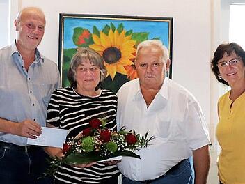 Gerald (l.) und Maria Brehm (r.) gehörten zu den Gratulanten von Gerlinde und Richard Dreßel. Foto: J. Blum