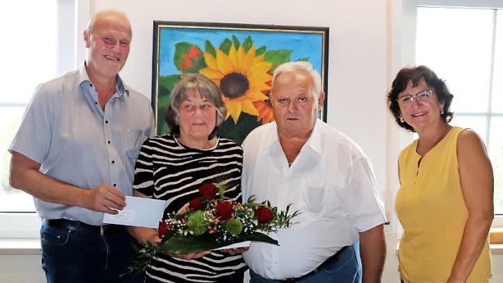Gerald (l.) und Maria Brehm (r.) gehörten zu den Gratulanten von Gerlinde und Richard Dreßel. Foto: J. Blum