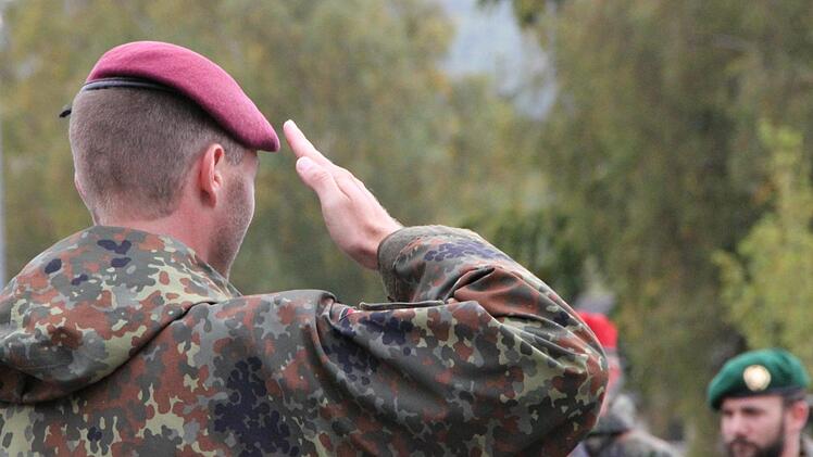 Übergabeappell in der Rhönkaserne: Oberstleutnant Kai Schulze löst Major Gordon Stütz als Kommandant des Truppenübungsplatzes Wildflecken ab. Foto: Ulrike Müller