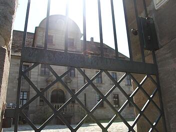 Vor dem Hemhofener Schloss sorgten vor drei Jahren zwei Männer für einen Polizeieinsatz. Ein Anwohner wurde verletzt. Gestern wurde der Täter verurteilt. Foto: Christian Bauriedel