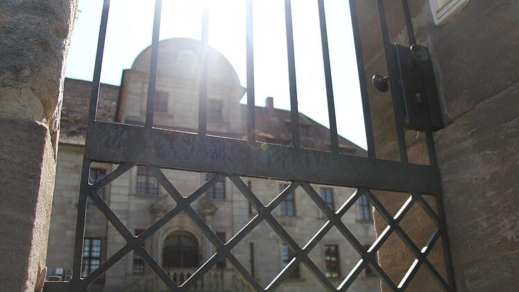 Vor dem Hemhofener Schloss sorgten vor drei Jahren zwei Männer für einen Polizeieinsatz. Ein Anwohner wurde verletzt. Gestern wurde der Täter verurteilt. Foto: Christian Bauriedel