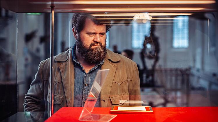 Behringer (Antoine Monot) im Museum, das sieht man auch nicht alle Tage. Die entwendete M&uuml;nze wurde schon einmal Ziel eines Raub&uuml;berfalls vor vielen Jahren. Ob die beiden F&auml;lle also zusammenh&auml;ngen?