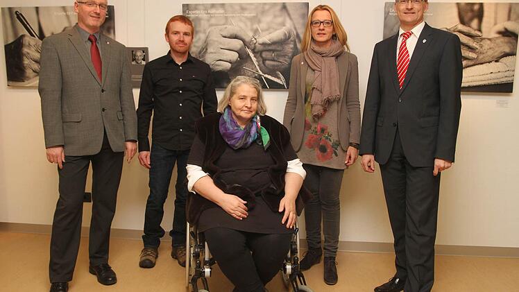 Vor dem Hintergrund einiger Fotografien stellten sie die Ausstellung vor; von links Johannes Simon (Caritas), Fotograf Oliver Giel, Christin-Elisabeth Engelke, Anke Schäflein (Caritas) und Sparkassenvorstand Andreas Linder.