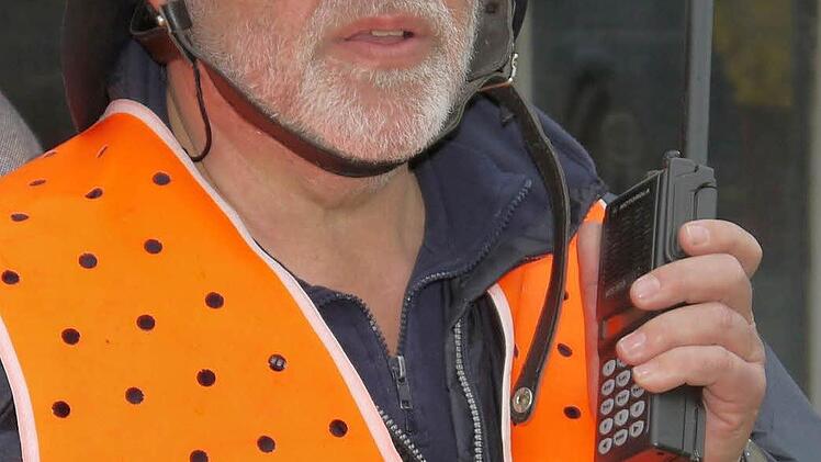 Rüdiger Florschütz: ""Es war schon ein besonderer Moment als der Schlot fiel. Für uns von der Gemeinde war es auch keine alltägliche Angelegenheit, weil wir die Feuerwehr in der Einsatzleitung und der Logistik unterstützt haben. Da war schon einiges zu tun." Foto: Berthold Köhler