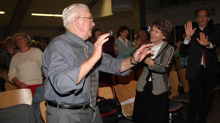 Auch (von links) Günter Weber, der Beauftragte der Deutschen Herzstiftung, sowie Bürgermeisterin Bianca Fischer und Landrat Christian Meißner ließen sich von der Herzsportgruppe zum Mitmachen animieren.