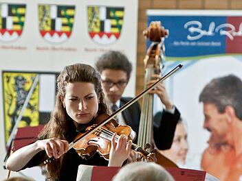 Die Geigerin Sornitza Baharova war die gefeierte Solistin beim Gastspiel des Jugendsymphonieorchesters Oberfranken in der Bayernhalle Bad Rodach. Foto: Jochen Berger