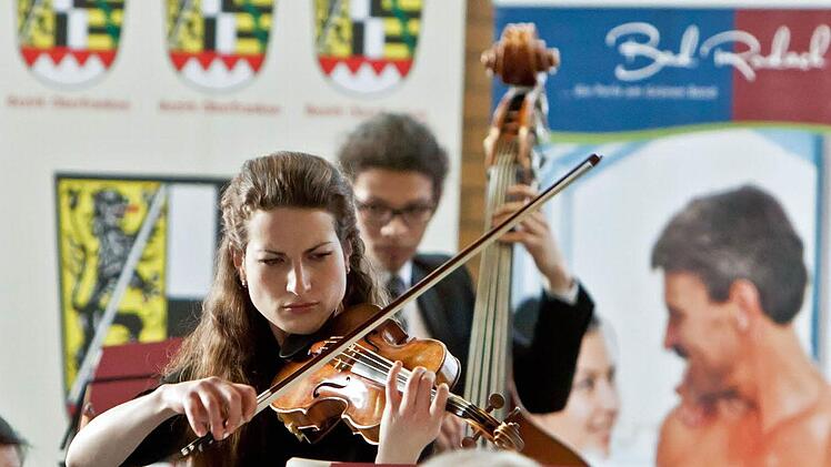 Die Geigerin Sornitza Baharova war die gefeierte Solistin beim Gastspiel des Jugendsymphonieorchesters Oberfranken in der Bayernhalle Bad Rodach. Foto: Jochen Berger