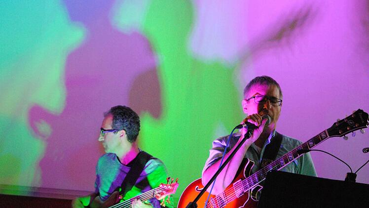 Farbenreich im Contakt: Frank Remy (links) und Jürgen Schmid-Behling von "Jazz(t) erst recht".  Foto: Carolin Herrmann
